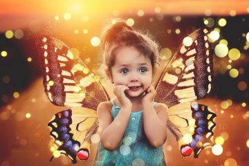 Dziecko ze skrzydłami motylka
