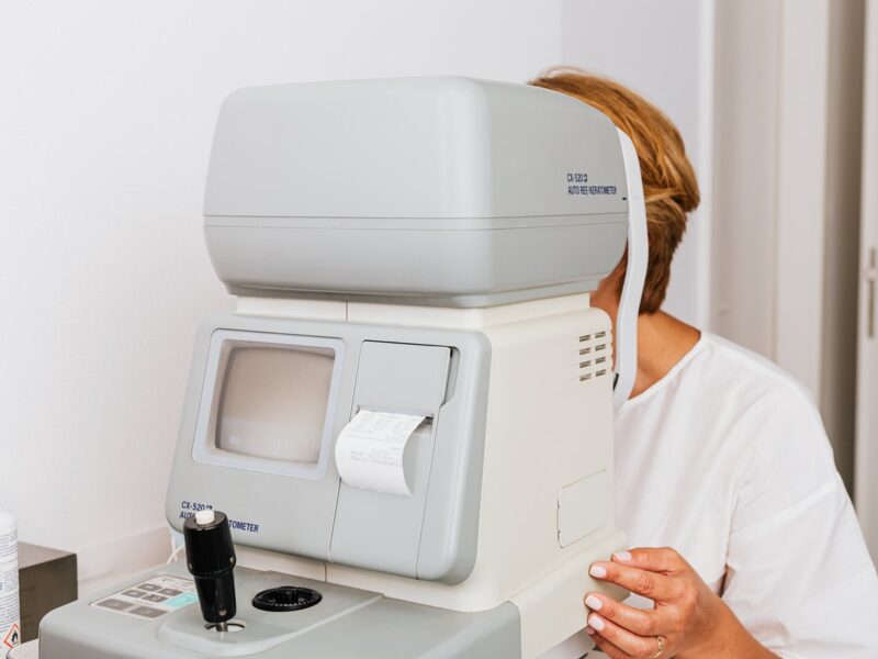 Kobieta u optyka regularnie bada wzroku